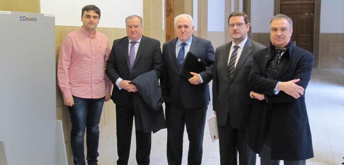 oberto Larrañaga y el director general de Confebask Eduardo Aréchaga, junto al rector de la Universidad de Deusto, Jose María Guibert, un joven investigador y un directivo de la empresa EDP