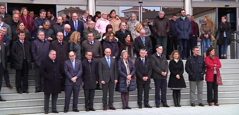 El presidente de Confebask, Roberto Larrañaga, en la concentración de repulsa en  VVitoria