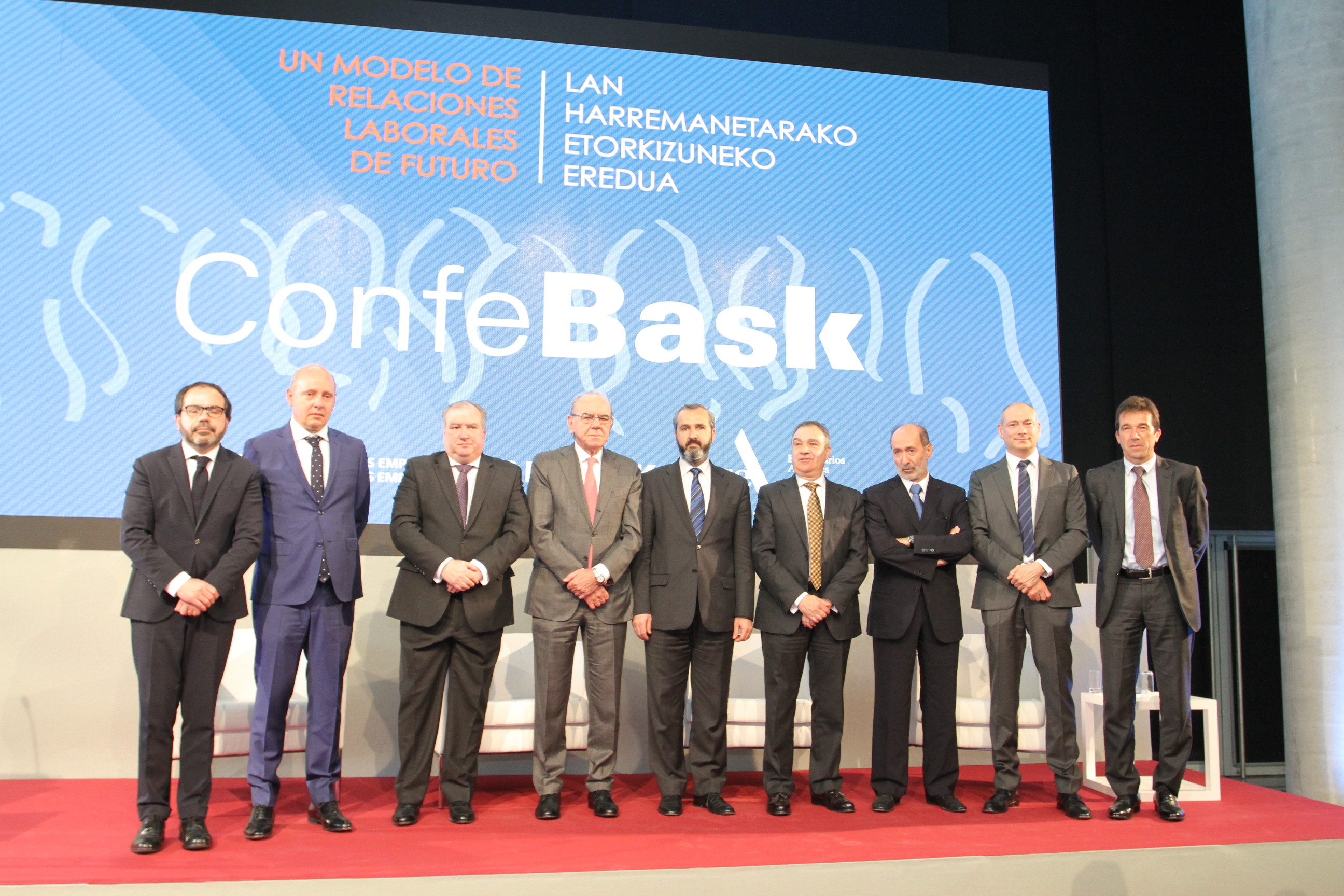 Pascal Gómez, presidente de SEA-Empresarios Alaveses, José Miguel Municlla, consejero Delegado de Ramondin, Roberto Larrañaga, presidente de Confebask, Pello Gibelalde, presidente de Adegi, Iñaki Garcinuño, presidente de Cebek, Eduardo Aréchaga, director general de Confebask, Eduardo Junkera,  y CEO de Egile Corporación XXI, Gorka Díez, Manufacturing Director Spain, Bridgestone Hispania S.A. y Juan José Álvarez, Catedrático de Derecho Internacional UPV EHUko