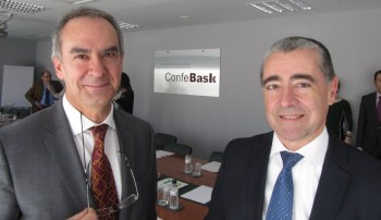 El director del Departamento de Medio Ambiente de Confebask Jon Bilbao  junto al Viceconsejero del Gobierno Vasco Iosu Madariaga