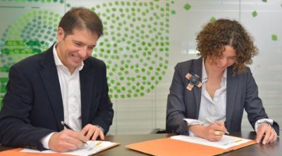 sonia castañeda y oscar martín durante la firma del convenio