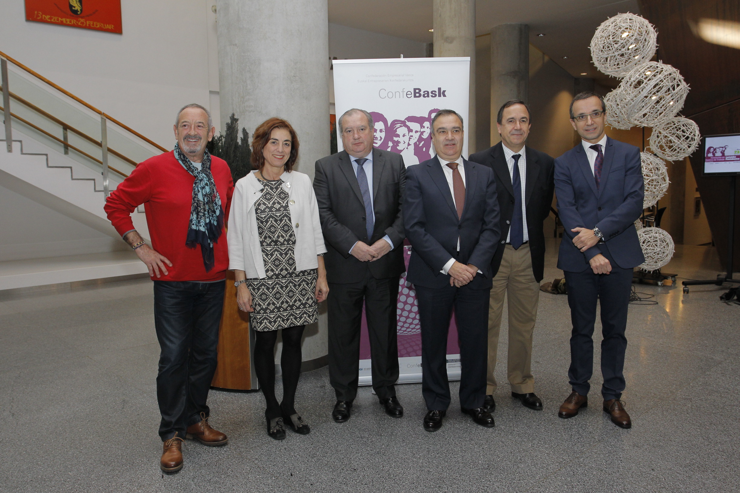  Ceremonia anual  de entrega de diplomas a titulados del Modelo Vasco de Formación Profesional. Representantes de Confebak y Gobierno Vasco, junto a Karlos Argiñano