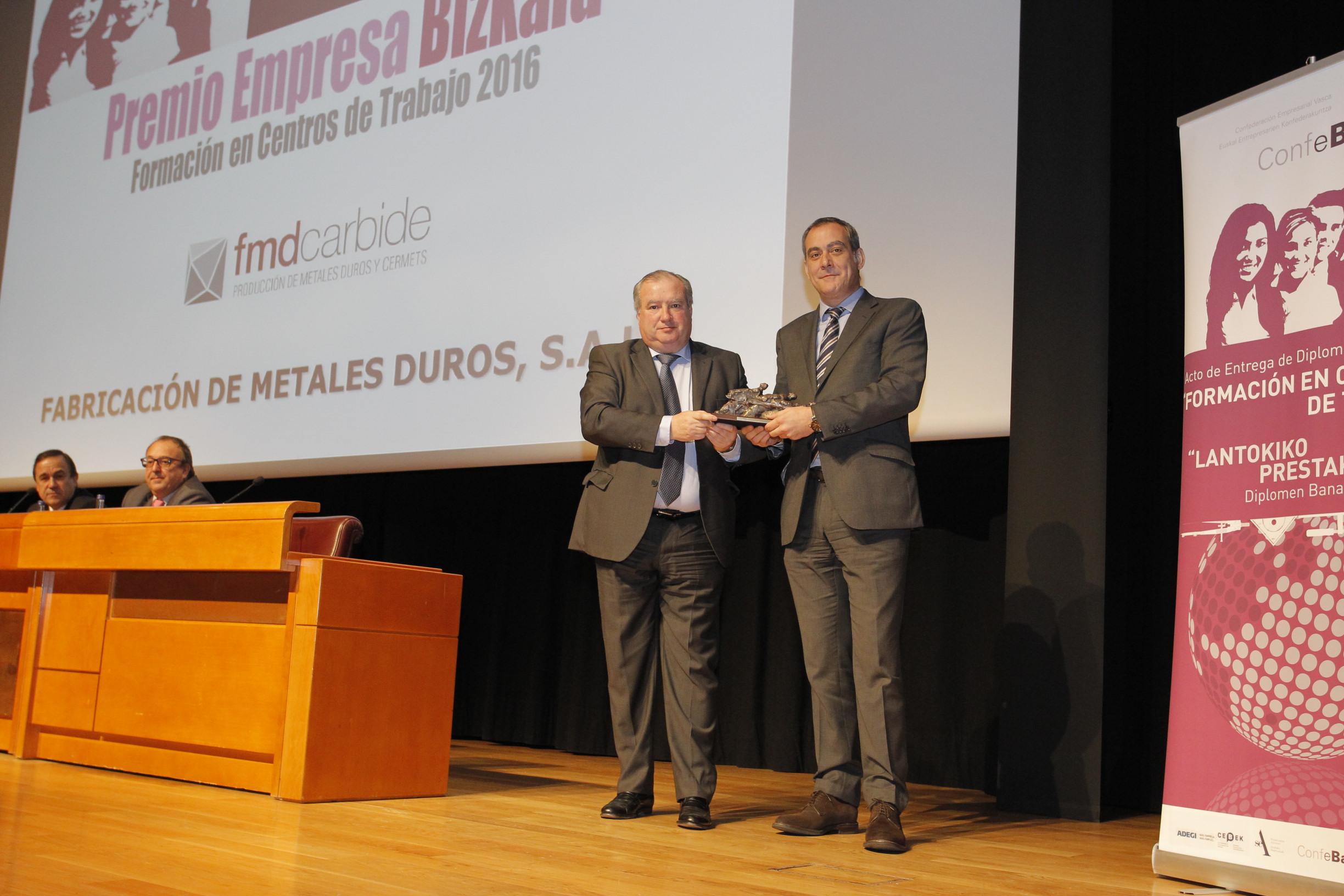 Entrega del premio al representante de la empresa Fabricación de Metales Duros