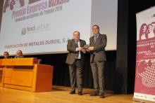 Entrega del premio al representante de la empresa Fabricación de Metales Duros